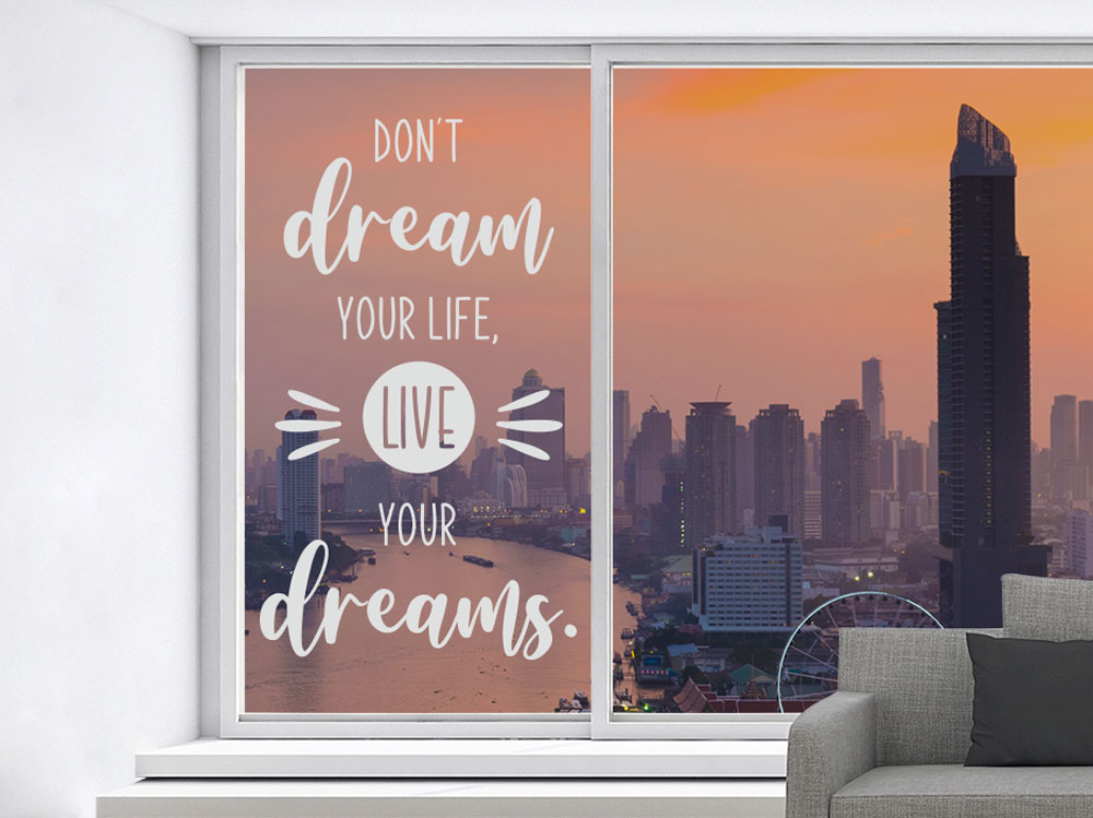 Fensteraufkleber Don´t dream your life, live your dreams im Wohnzimmer auf Fensterscheibe