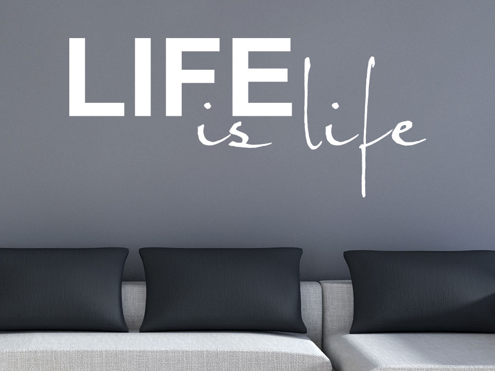 Wandtattoo Life is Life im Wohnzimmer auf einer dunklen Wand