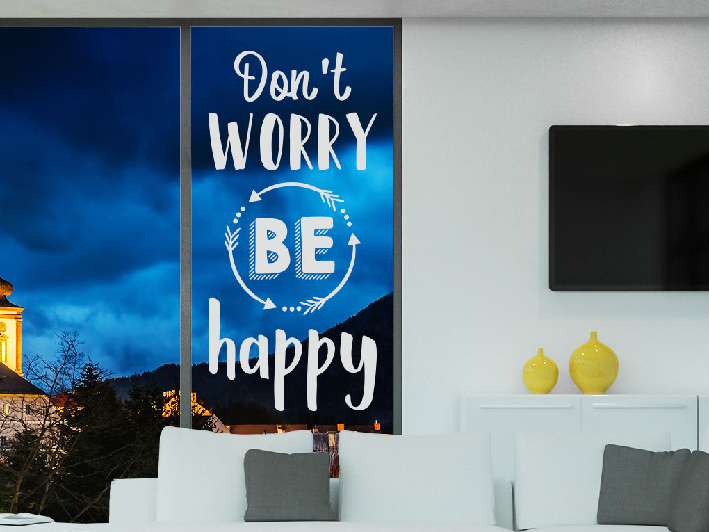 Don´t worry be happy als Glasaufkleber bei Couch auf Fensterscheibe