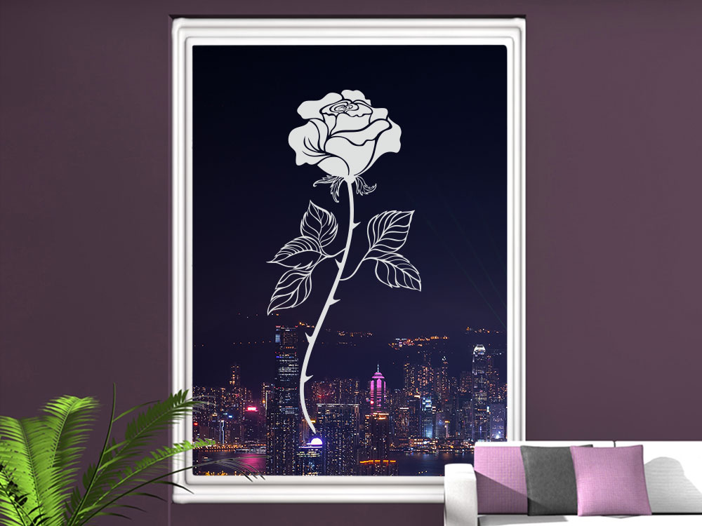 Elegante Rose als Fensterfolie auf Glasscheibe im Wohnzimmer