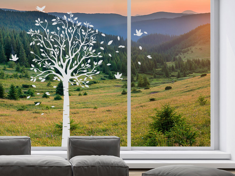 Milchglasdekorfolie als dekorativer Baum mit Blätter im Wohnzimmer auf Glasfront