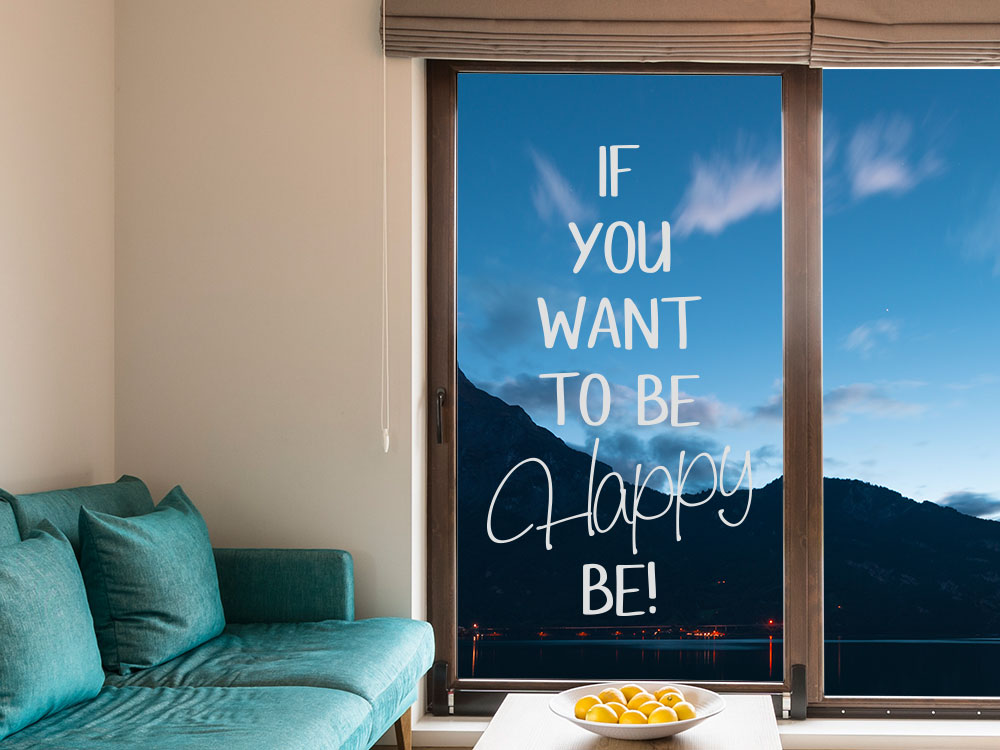 To be happy als Fensteraufkleber mit Sandstrahleffekt auf Fensterglas im Wohnzimmer