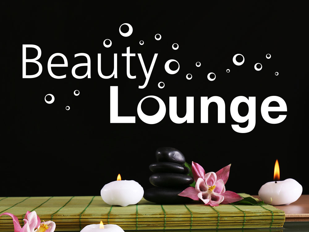 Wandtattoo Beauty Lounge auf dunkler Wand im Kosmetikstudio