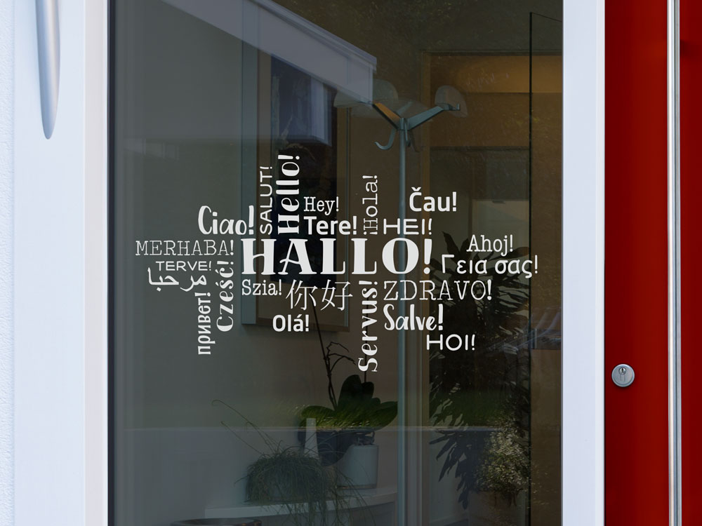 Hallo in mehreren Sprachen als Fenstertattoo auf Glastür