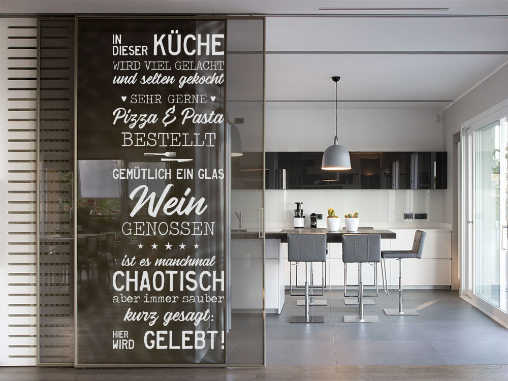 Glastattoo In dieser küche als Spruch auf Glaswand im Koch-Essbereich