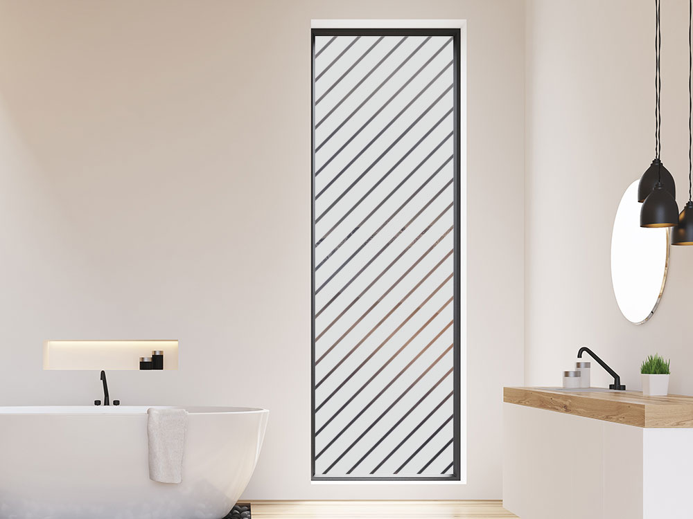 Glasfolie in Sandstrahloptik 75mm schräg Streifen im Badezimmer
