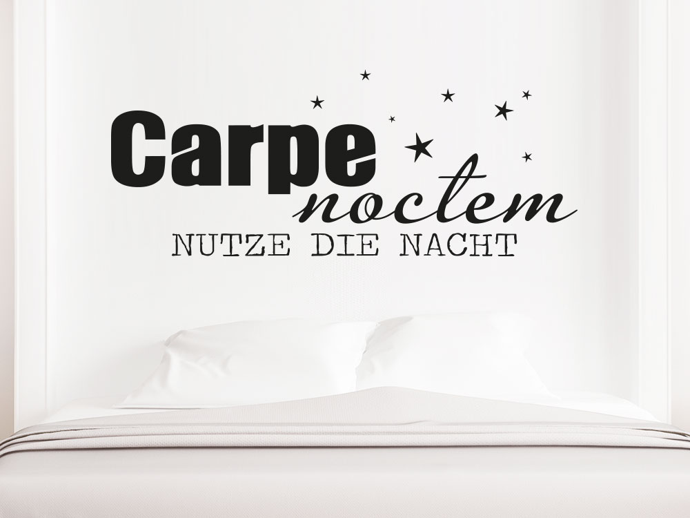 Wandtattoo Carpe Noctem - Nutze die Nacht über modernem Bett