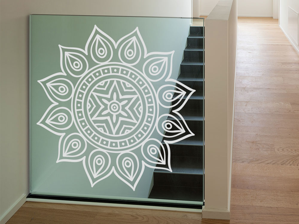 Mandala als Fenstertattoo auf Glaswand / Glasgeländer