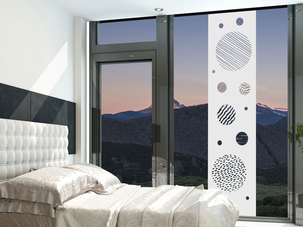 Glasfolie Banner im Schlafbereich mit Kreismuster und Sandstrahleffekt