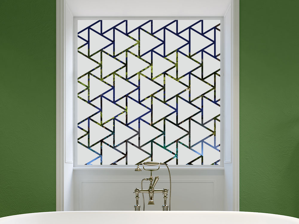 Dreieckmuster als Fensterfolie auf Badezimmerfenster