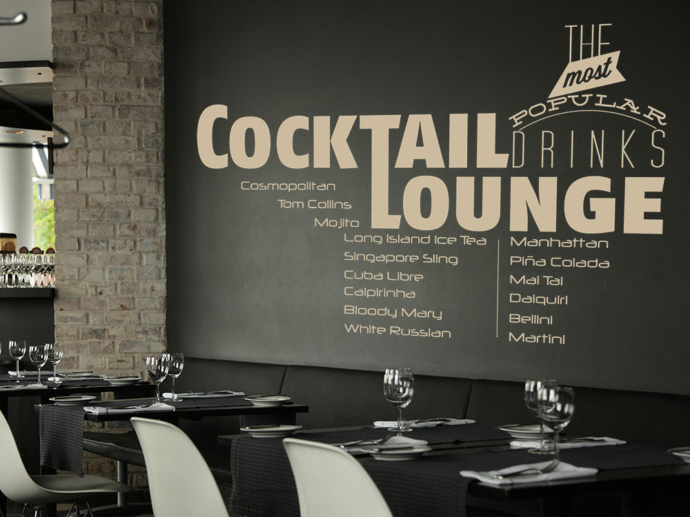 Wandtattoo Cocktail-Lounge auf dunkler Wand in Bar
