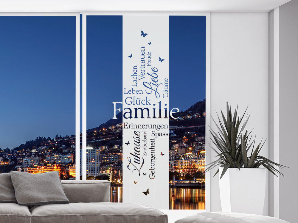Glastattoo Familie Banner mit Falter auf Fensterfläche im Wohnbereich