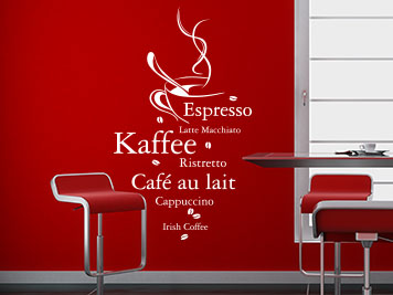 Wandtattoo mit verschiedenen Kaffeesorten und dampfender Tasse auf roter Küchenwand