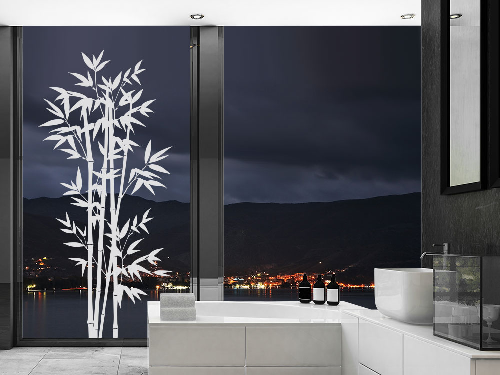 Bambus Pflanze Fenstertattoo im Badezimmer auf großer Glasscheibe