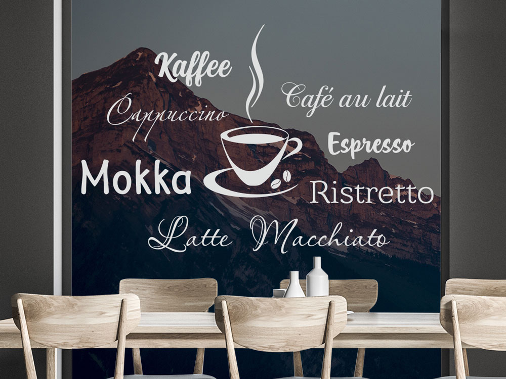 Dampfende Kaffeetasse Wortwolke als Fensteraufkleber auf Glas im Café