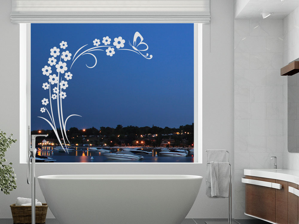 Blütenstrauch mit Schmetterling über Badewanne als Fensteraufkleber