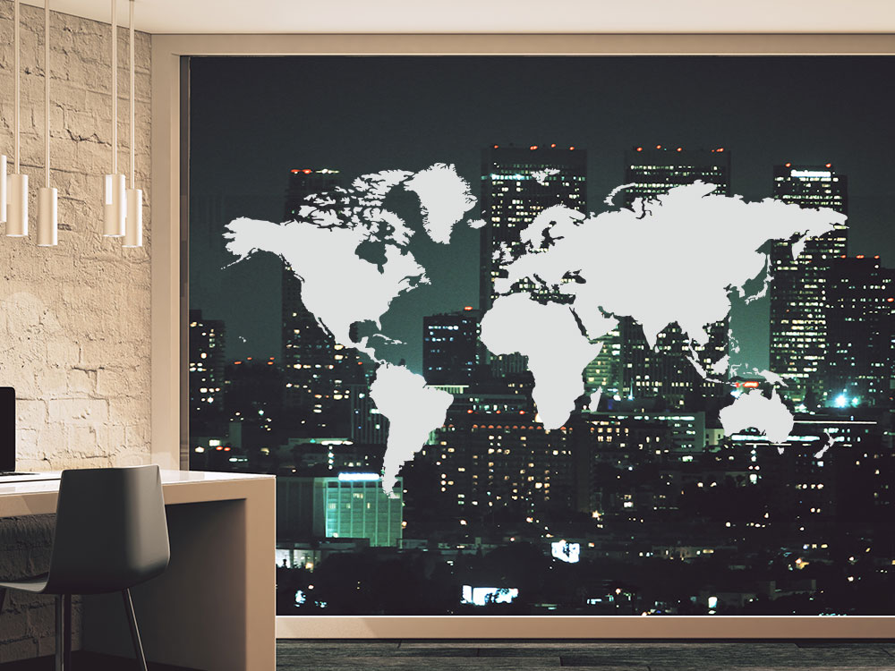 Weltkarte als Glasaufkleber auf Fensterscheibe im Arbeitszimmer