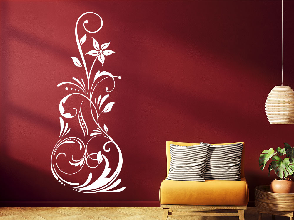 Malerisches Wandtattoo Ornament auf heller Wohnzimmerwand